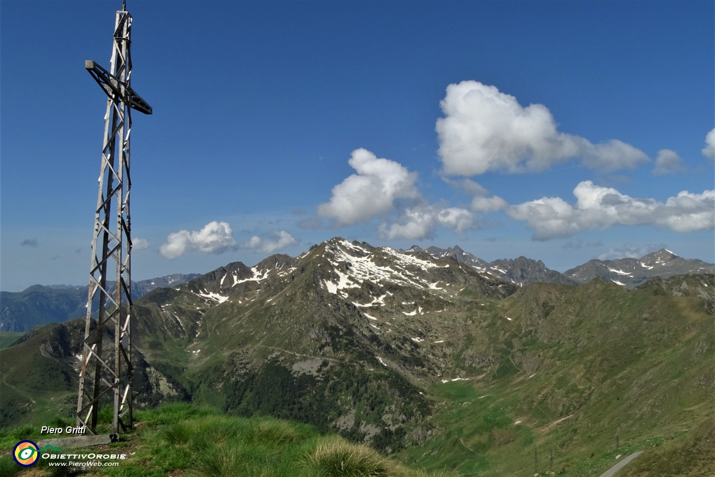 40 Croce di vetta Pizzo delle segade (2173 m) con vista in Ponteranica.JPG